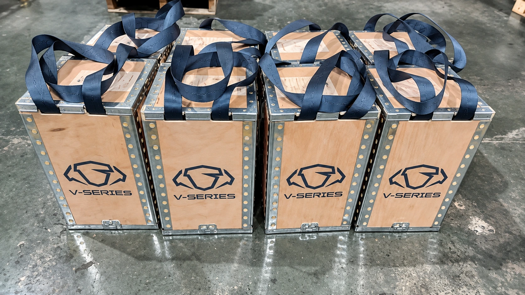 Ilustrasi empat kotak pengiriman kayu V-Series dengan carrying straps